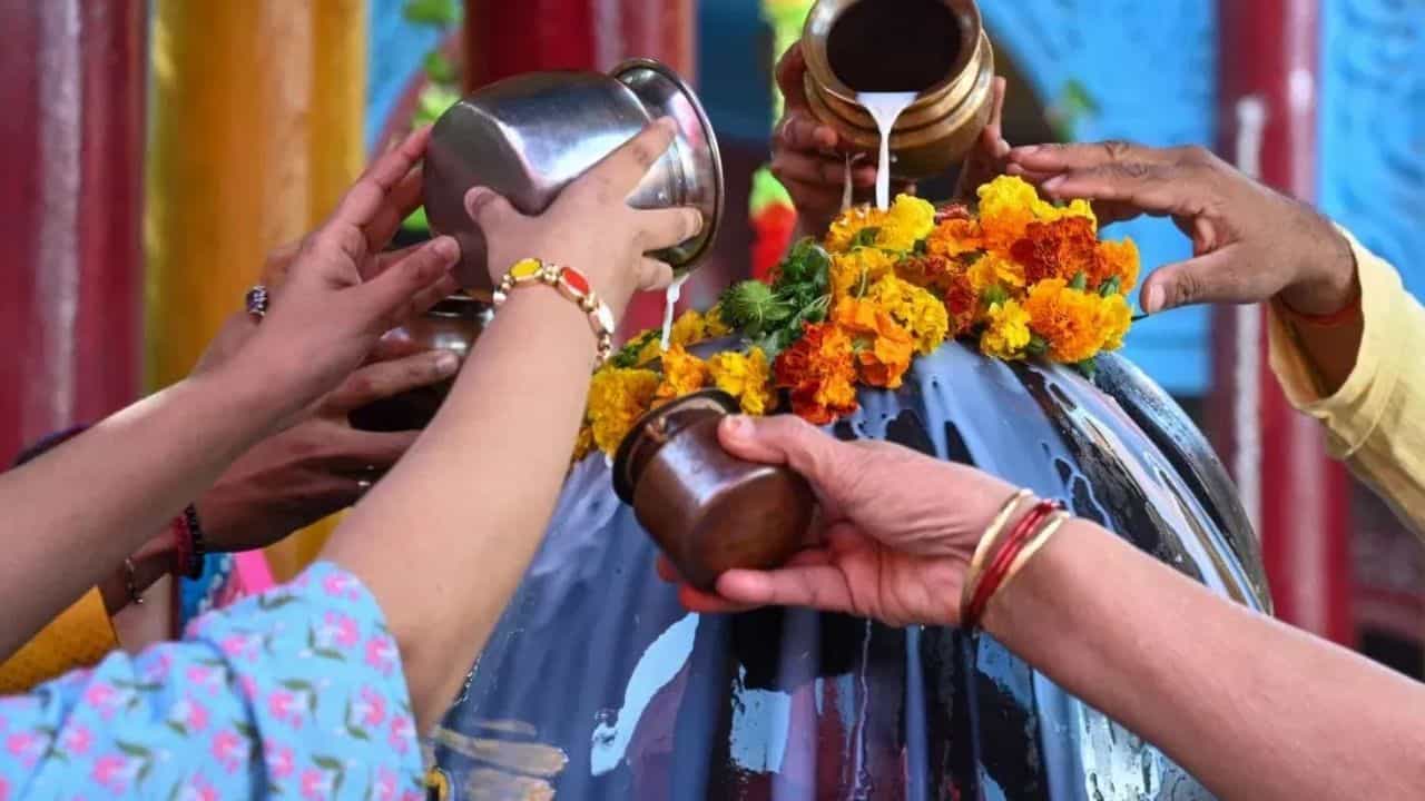 மகாசிவராத்திரி சிவன் வழிபாடு..  உங்கள் ராசிக்கு ஏற்ற அபிஷேகம் இதுதான்!