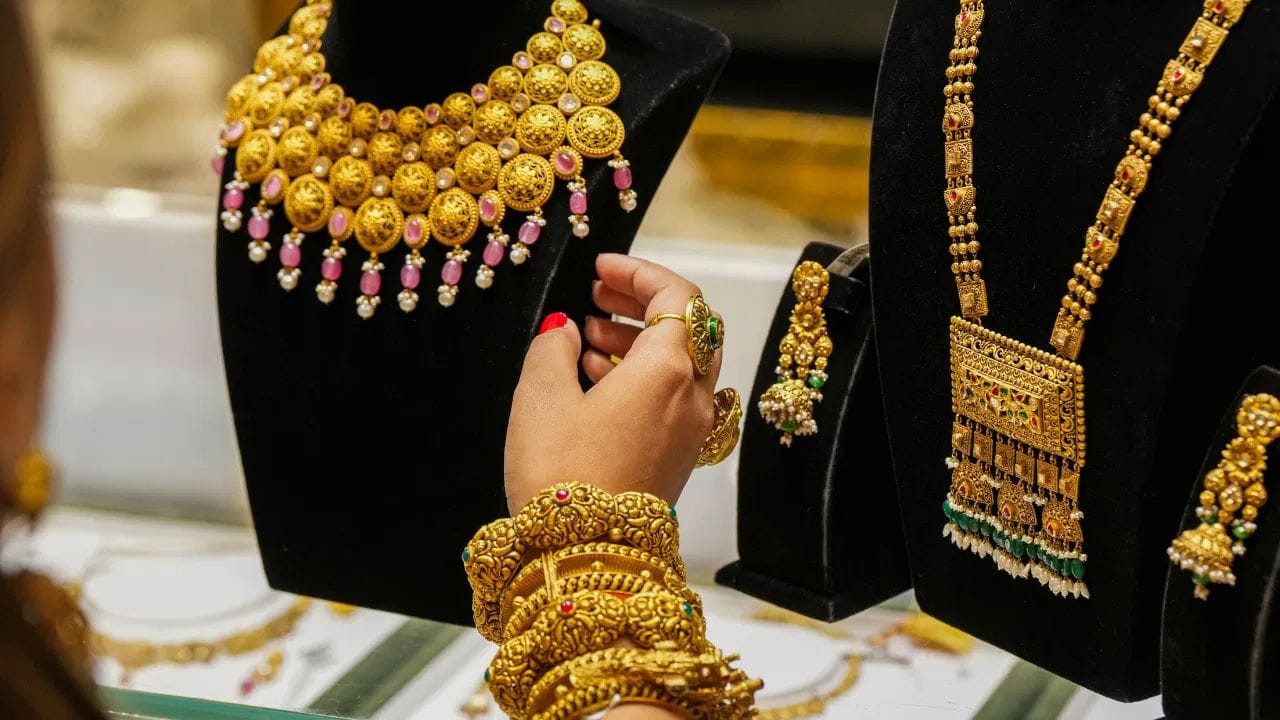 சுவிட்சர்லாந்தில் 10 கிராம் 22 காரட் தங்கம் 80 CHF-க்கு விற்பனை செய்யப்படுகிறது. அதாவது இந்திய மதிப்பில் ரூ.80,630 ஆகும். இதுவே இந்தியாவில் 10 கிராம் 22 காரட் தங்கம் ரூ.1,44,200-க்கு விற்பனை செய்யப்படுகிறது. இந்த நிலையில் சுவிட்சர்லாந்தில் தங்கம் வாங்குவதன் மூலம் ரூ.63,570 சேமிக்கலாம்.