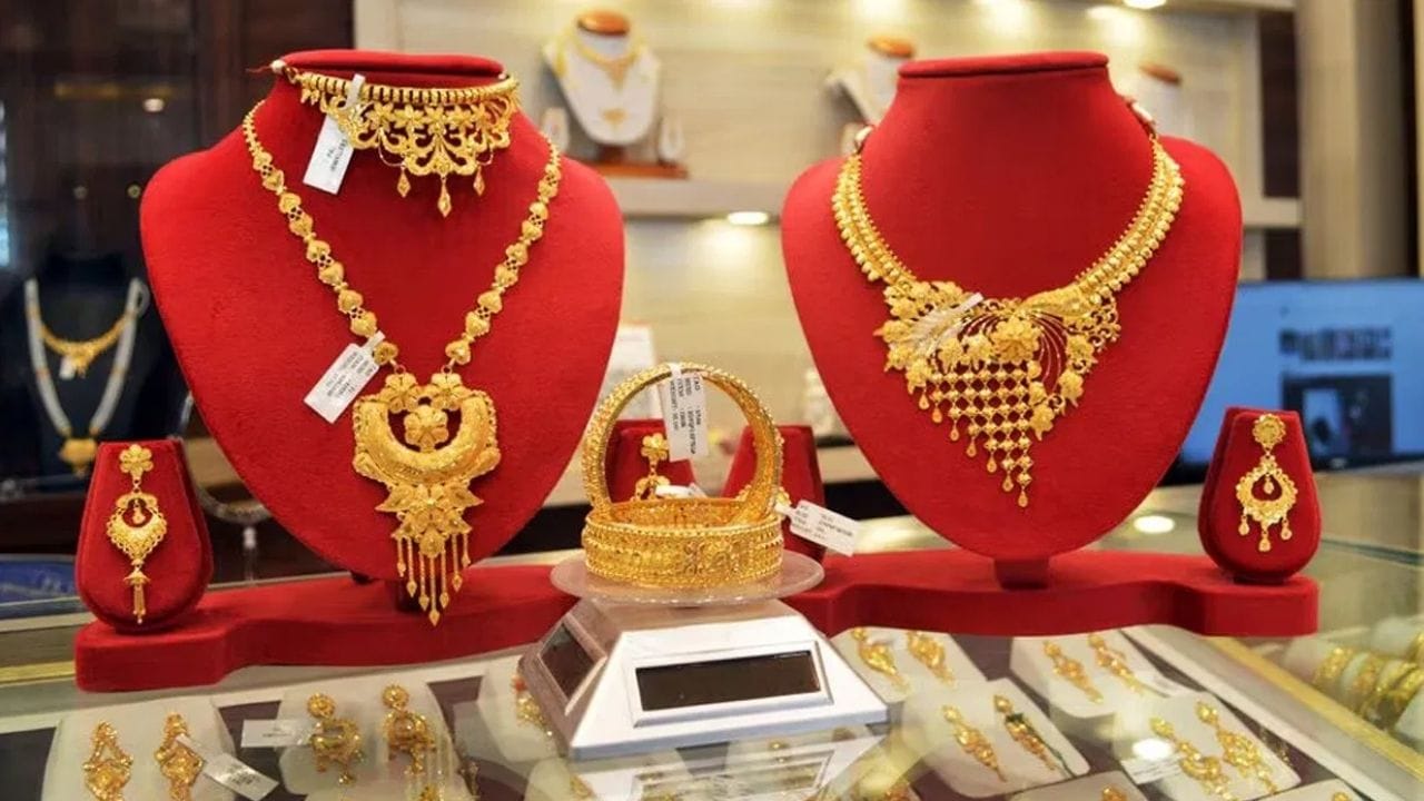 அமெரிக்காவுடன் ஈரான் அணுசக்தி பேச்சுவார்த்தை நடத்தியதாக செய்திகள் வந்தாலும், யுரேனியத்தை வளப்படுத்தும் உரிமையை ஈரான் விட்டுக்கொடுக்காது என்று தெளிவுபடுத்தியுள்ளது. இது தங்கத்தின் விலையில் மாற்றங்களை ஏற்படுத்துகிறது.