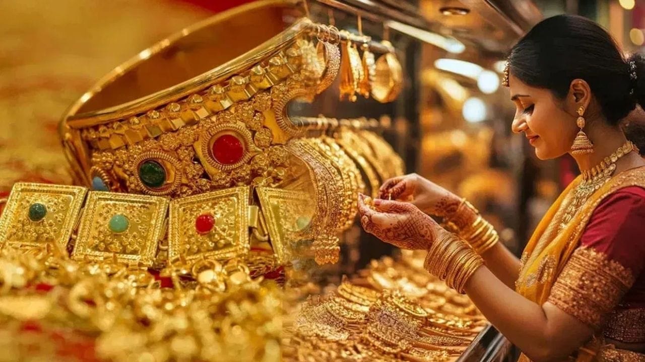 கடந்த சில நாட்களாக நீடித்து வரும் சரிவுக்கு பின் தங்கத்தின் விலை பிப்ரவரி 9, 2026 அன்று மீண்டும் அதிகரித்துள்ளன பலவீனமான டாலர் மதிப்பு, உலக அளவிலான பதட்டங்கள் மற்றும் அமெரிக்க பெடரல் ரிசர்வ் வங்கி வட்டி விகிதங்களைக் குறைக்கும் என்ற செய்திகளுக்கு மத்தியில், ஜனவரி 9, 2026 அன்று  தங்கத்தின் விலை ரூ.1310 அதிகரித்த நிலையில், வெள்ளியின் விலை ஒரே நேரத்தில் ரூ.15 ஆயிரம் அதிகரித்துள்ளது. 
