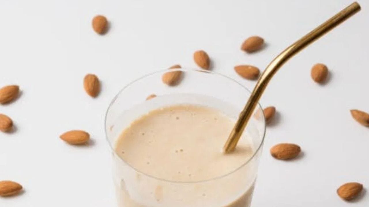 பாதாம்-எள் ஸ்மூத்தி : ஸ்மூத்திகள் விரைவாகத் தயாரிப்பதால் அவை ஒரு நல்ல காலை உணவு விருப்பமாகும். எள்ளை பாதாம் பாலுடன் கலக்கவும். நீங்கள் சியா, பூசணி அல்லது சூரியகாந்தி விதைகள் போன்ற விதைகளைச் சேர்க்கலாம். இது உங்களை நீண்ட நேரம் வயிறு நிரம்பியிருக்க உதவும்.