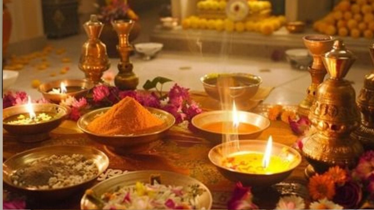 தினமும் காலையும் மாலையும் விளக்கேற்றுவது மிகச் சிறந்த பழக்கம். அதிக நேரம் பூஜை செய்ய முடியாவிட்டாலும், காலை எழுந்து முகம் கழுவி ஒரு விளக்கு ஏற்றி, ஒரு பூ வைத்து, தூபம் அல்லது ஊதுபத்தி காட்டினாலே போதும். இது வீட்டில் தெய்வாம்சத்தை நிலைநிறுத்தும். ஒரு கல் அல்லது சின்ன மூர்த்தியை வைத்து, மனதார பிரார்த்தனை செய்தால் அதற்கும் மந்திர பலம் கிடைக்கும்.