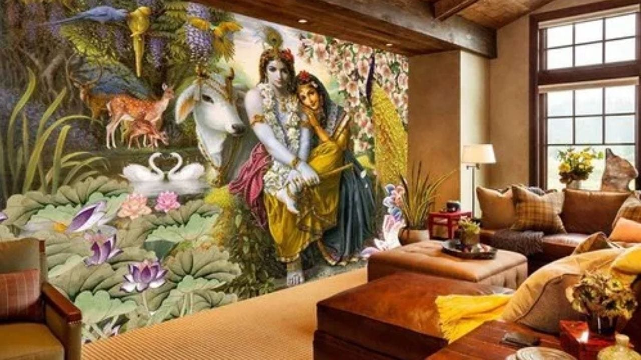 முதலில் வீட்டை சுத்தமாக வைத்துக்கொள்வது அவசியம். பல ஆண்டுகளாக சேர்த்து வைத்திருக்கும் தேவையற்ற பழைய பொருட்கள், கிழிந்த உடைகள், பயன்பாடற்ற காகிதங்கள் ஆகியவற்றை அகற்ற வேண்டும். இதனால் வீட்டில் இருந்த அழுத்தமான உணர்வும், இருளான மனநிலையும் மாறி, லேசான மற்றும் அமைதியான சூழல் உருவாகும். சுத்தமான வீட்டில் மகாலட்சுமி வாசம் செய்வாள் என்பது ஆன்மீக நம்பிக்கை.