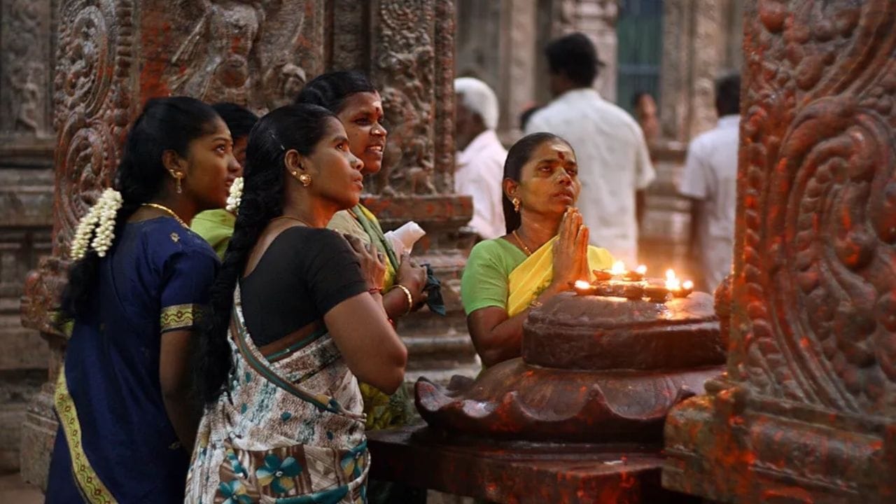 பஞ்சபூதத் தலங்கள் மற்றும் சிவ வழிபாடு: நிலம் (மண்) பஞ்சபூதங்களில் ஒன்று. மண்ணிற்கு அதிபதியாகத் திகழும் சிவபெருமானை வழிபடுவது சிறந்தது. காஞ்சிபுரம்: ஏகாம்பரேஸ்வரர் கோவில் நிலத் தத்துவத்திற்கு உரியது. திருவாரூர்: இங்குள்ள இறைவன் பூமிநாத சுவாமி என்று அழைக்கப்படுகிறார். நிலம் தொடர்பான தோஷங்களை நீக்க இவர் அருள் புரிகிறார். மதுரை: மண்ணால் ஆன லிங்கமாகச் சிவபெருமான் அருள்பாலிக்கும் தலங்களை வழிபடுவது பலன் தரும்.