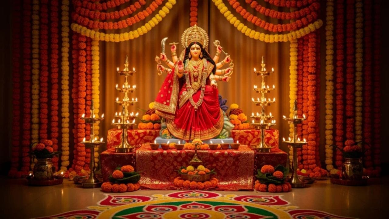 ஒரு வீட்டில் தொடர்ச்சியான சண்டைகள், நோய்கள், பண நஷ்டம் போன்றவை ஏற்பட்டால், அங்கு நேர்மறை சக்தி குறைந்திருக்கலாம் என ஆன்மீகமாக கருதப்படுகிறது. இதற்கு பயப்படாமல், தெய்வ நம்பிக்கையை வலுப்படுத்தி, விளக்கு, பூஜை, சுத்தம் போன்ற எளிய வழிகளில் இறை சக்தியை அதிகரிக்கலாம்.