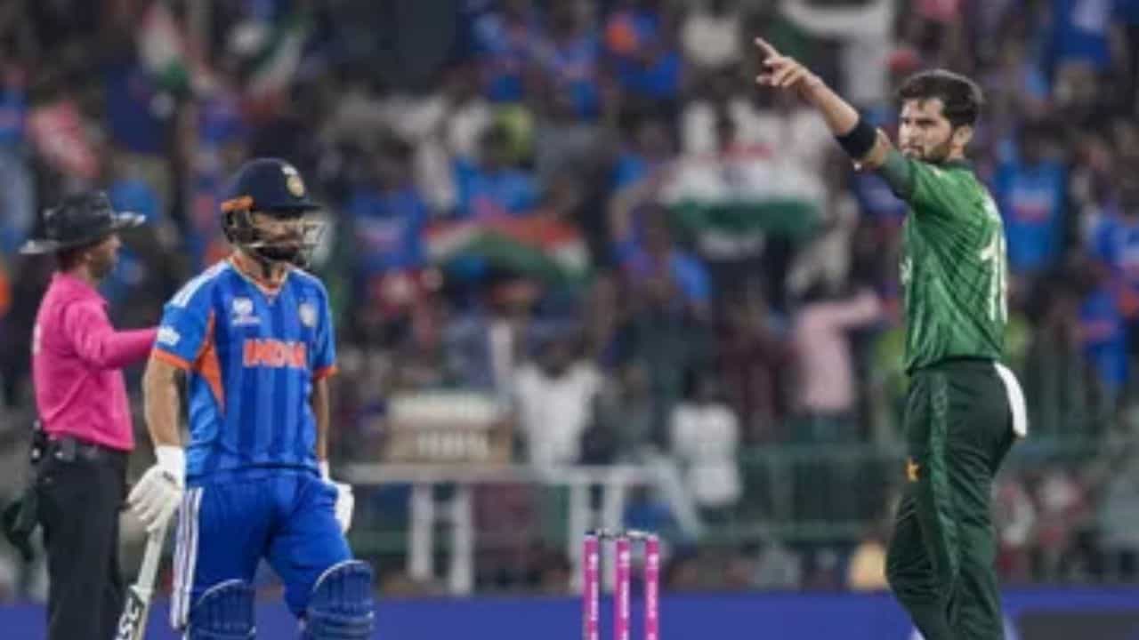 பேசிக்கொள்ளும் இந்தியா - பாகிஸ்தான் வீரர்கள்... கைகுலுக்காமல் இருப்பது இதற்காக தான் - இங்கிலாந்து வீரரின் பேச்சால் சர்ச்சை பேசிக்கொள்ளும் இந்தியா - பாகிஸ்தான் வீரர்கள்... கைகுலுக்காமல் இருப்பது இதற்காக தான் - இங்கிலாந்து வீரரின் பேச்சால் சர்ச்சை