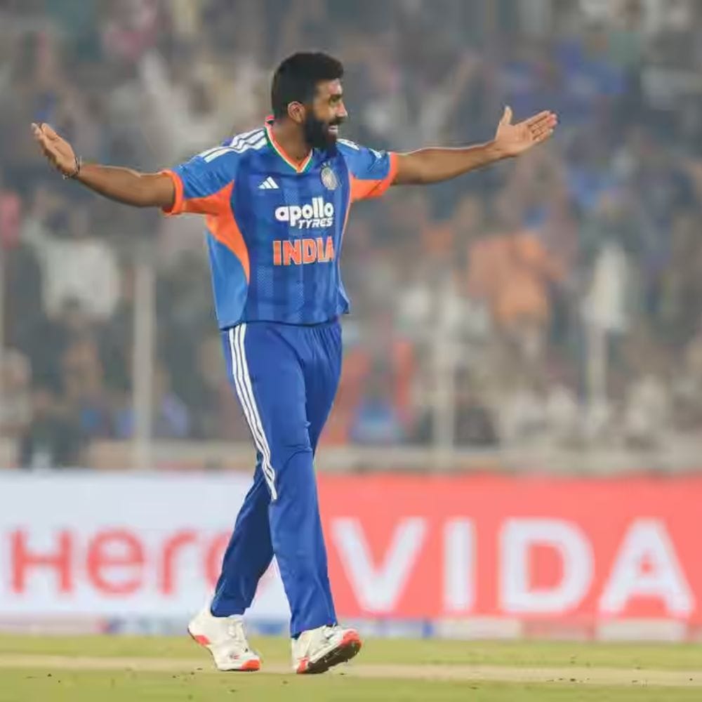 பாகிஸ்தானுக்கு எதிராக போட்டி என்று வரும்போதெல்லாம் ஜஸ்பிரித் பும்ரா சிறப்பாக செயல்பட்டுள்ளார். கடந்த 2023 ஒருநாள் உலகக் கோப்பை, 2024 டி20 உலகக் கோப்பையில் பாகிஸ்தான் அணிக்கு சிம்மசொப்பனமாக பும்ரா திகழ்ந்தார். எனவே, 2026 டி20 உலகக் கோப்பையில் பும்ரா தெறிக்க விடுவார்.