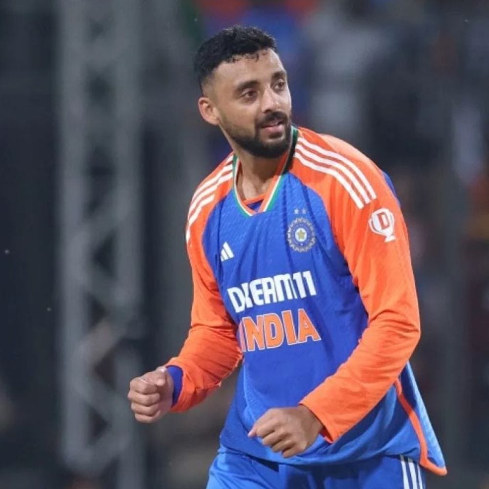 ஐசிசி டி20 பந்துவீச்சு தரவரிசையில் இந்திய பந்துவீச்சாளர் வருண் சக்கரவர்த்தி முதலிடத்தில் உள்ளார். வருணின் சுழற்பந்து வீச்சு, சிறந்த பேட்ஸ்மேன்களையே வியப்பில் ஆழ்த்தியுள்ளது. எனவே, பாகிஸ்தானுக்கு எதிராக வருண் சக்கரவர்த்தி சுழல் தாண்டவம் நிகழும் என்று எதிர்பார்க்கப்படுகிறது.