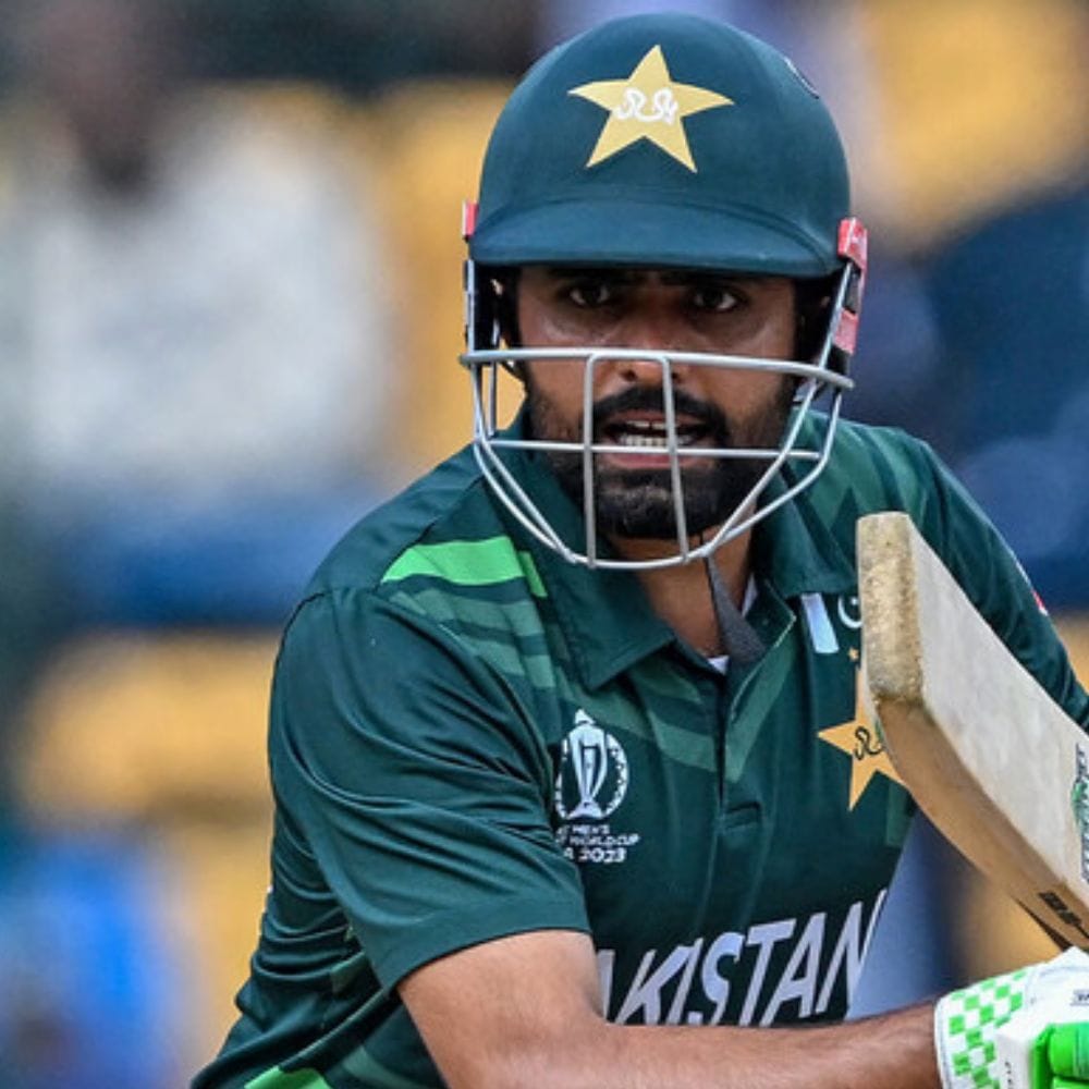 பாகிஸ்தான் அணியின் நட்சத்திர பேட்ஸ்மேன் பாபர் அசாம் தற்போது சிறந்த ஃபார்மில் இல்லாமல் இருக்கலாம். ஆனால், இந்திய அணி என்று வரும்போது, பாபர் அசாம் சிறப்பான ஆட்டத்தை வெளிப்படுத்தி இருக்கிறார். கடந்த 2021 டி20 உலகக் கோப்பையில் இந்திய அணியை பாகிஸ்தான் வீழ்த்துவதற்கு பாபர் அசாமின் அரைசதம் முக்கிய காரணமாக அமைந்தது.