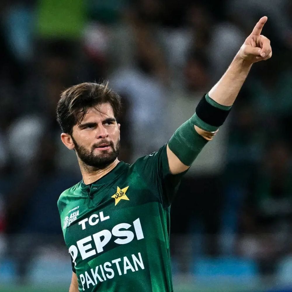 2021 டி20 உலகக் கோப்பையில் இந்திய பேட்டிங் முதுகெலும்பை உடைத்த ஷாஹீன் அஃப்ரிடி, சமீப காலமாக சிறப்பான ஆட்டத்தை வெளிப்படுத்த முடியாமல் போராடி வருகிறார். இருப்பினும், இவரது பந்துவீச்சு தாக்குதல் இந்திய அணிக்கு தொல்லையாக அமையலாம். எனவே, இந்திய பேட்ஸ்மேன்கள் கவனத்துடன் எதிர்கொள்வது முக்கியம்.