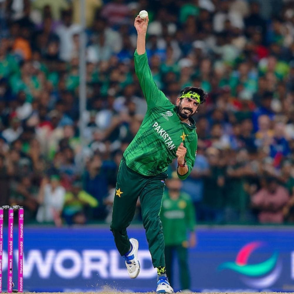 2026 டி20 உலகக் கோப்பை தொடங்குவதற்கு முன்பிலிருந்தே உஸ்மான் தாரிக் பந்துவீச்சு அதிகம் பேசப்பட்டு வருகிறது. இந்தநிலையில், உஸ்மான் தாரிக் இந்தியாவுக்குப் பரிச்சயமில்லாத ஒருவர் என்பதால், பாகிஸ்தானின் மர்ம சுழற்பந்து வீச்சாளர் இந்தியாவுக்கு எதிரான போட்டியில் இந்திய பேட்ஸ்மேன்களுக்கு பயம் காட்டலாம்.