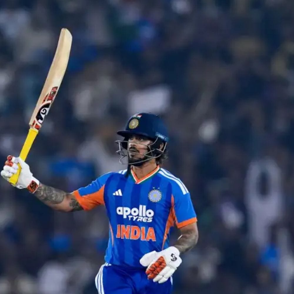 2026 டி20 உலகக் கோப்பையில் நமீபியாவுக்கு எதிராக வெறும் 24 பந்துகளில் 61 ரன்கள் எடுத்து அதிரடியாக விளையாடினார் இஷான் கிஷன். மேலும், சமீபத்தில் நடந்த நியூசிலாந்து அணிக்கு எதிரான டி20 தொடரில் இஷான் கிஷன் சிறப்பான ஆட்டத்தை வெளிப்படுத்தினார். இதேபோல், பாகிஸ்தான் அணிக்கு எதிரான போட்டியிலும் இஷான் கிஷன் தனது அதிரடியை தொடர்ந்தால், நிச்சயம் இந்திய அணிக்கு வெற்றி கிட்டும்.