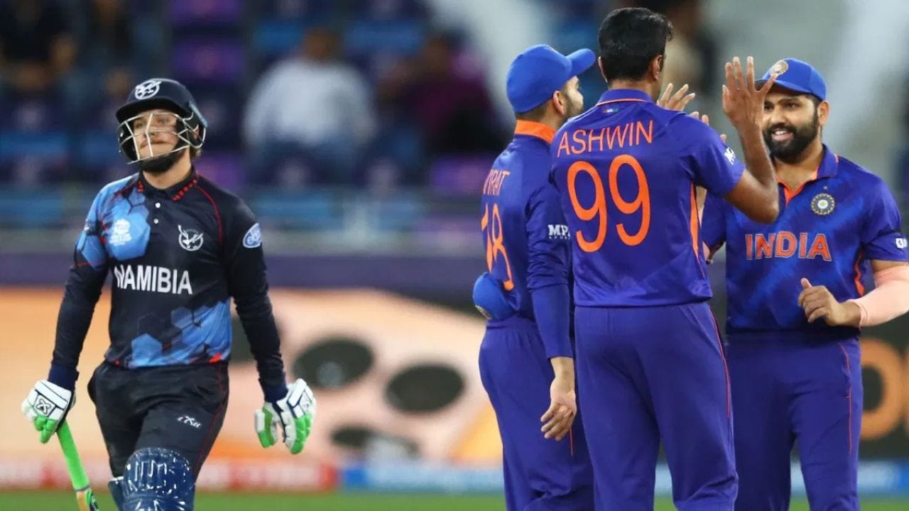 கிட்டத்தட்ட ஐந்து ஆண்டுகளுக்கு முன்பு, ஐக்கிய அரபு எமிரேட்ஸில் நடைபெற்ற 2021 டி20 உலகக் கோப்பையில் இந்தியாவும் நமீபியாவும் மோதின. இந்த உலகக் கோப்பையில்தான் இந்திய அணி முதல் சுற்றில் வெளியேறியது. இருப்பினும், அந்த அணி நமீபியாவை ஒன்பது விக்கெட் வித்தியாசத்தில் வென்றது. (புகைப்படம்: கெட்டி இமேஜஸ்)