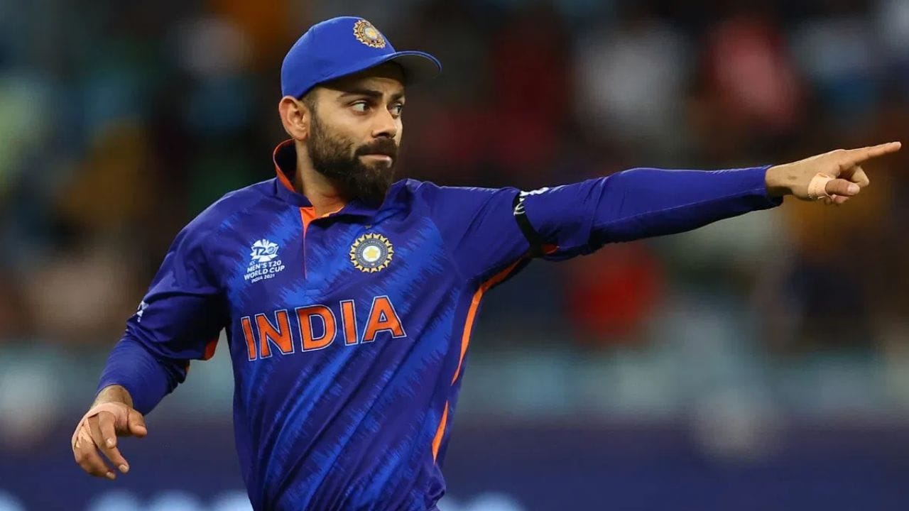 தற்போது டி20 போட்டிகளிலிருந்து ஓய்வு பெற்ற விராட் கோலி, அந்த போட்டியில் இந்திய அணியில் இடம் பெற்றார். அந்த உலகக் கோப்பையில் இந்திய அணியின் கடைசி போட்டி இதுவாகும், இதன் மூலம் விராட்டின் டி20 கேப்டனின் பதவிக்காலம் முடிவுக்கு வந்தது. அந்த இறுதிப் போட்டியில் அவருக்கு பேட்டிங் செய்ய கூட வாய்ப்பு கிடைக்கவில்லை. (புகைப்படம்: கெட்டி இமேஜஸ்)