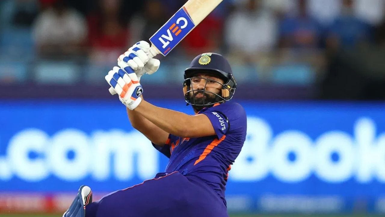 விராட்டைப் போலவே, அப்போது இந்திய அணியின் தொடக்க பேட்ஸ்மேனாக இருந்த ரோஹித் சர்மாவும் இப்போது இந்த வடிவத்தில் இருந்து ஓய்வு பெற்றுவிட்டார், எனவே இரண்டாவது முறையாக நமீபியாவை எதிர்கொள்ள மாட்டார். அந்த உலகக் கோப்பையில் ரோஹித் மோசமான தொடக்கத்தையே கொண்டிருந்தார், ஆனால் இந்த போட்டியில், அவர் 37 பந்துகளில் 56 ரன்கள் எடுத்தார். (புகைப்படம்: கெட்டி இமேஜஸ்)