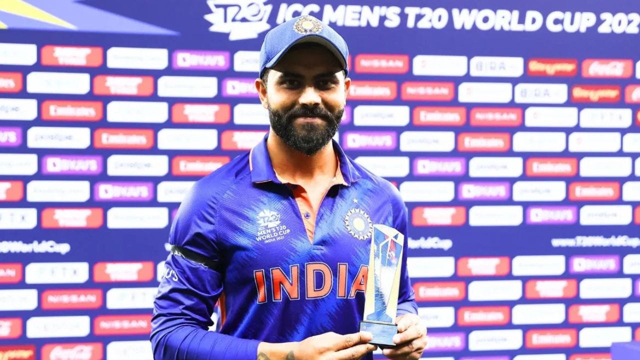 அந்தப் போட்டியின் நட்சத்திர வீரர் ஆல்ரவுண்டர் ரவீந்திர ஜடேஜா, 4 ஓவர்களில் வெறும் 16 ரன்களுக்கு 3 விக்கெட்டுகளை வீழ்த்தினார். இதற்காக ஜடேஜா ஆட்ட நாயகனாக தேர்வு செய்யப்பட்டார். கோலி மற்றும் ரோஹித்தைப் போலவே, ஜடேஜாவும் 2024 டி20 உலகக் கோப்பைக்குப் பிறகு இந்த வடிவத்தை விட்டு வெளியேறினார். (புகைப்படம்: கெட்டி இமேஜஸ்)