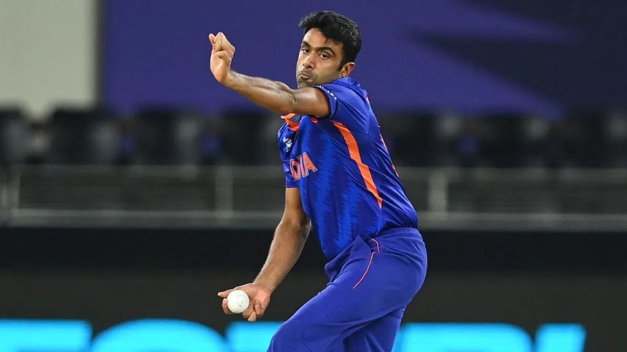 ஜடேஜாவின் சுழற்பந்து வீச்சாளர் ரவிச்சந்திரன் அஸ்வின், மூன்று நமீபிய பேட்ஸ்மேன்களை வீழ்த்தினார். அஸ்வின் 2024 ஆம் ஆண்டின் இறுதியில் சர்வதேச கிரிக்கெட்டில் இருந்து ஓய்வு பெற்றார். (புகைப்படம்: கெட்டி இமேஜஸ்)