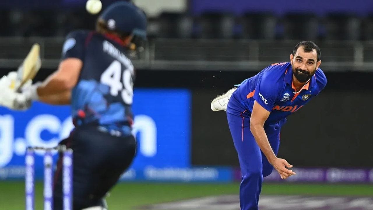 அந்த போட்டியில் இந்தியாவின் விளையாடும் XI அணியில் அனுபவம் வாய்ந்த வேகப்பந்து வீச்சாளர் முகமது ஷமியும் சேர்க்கப்பட்டார். இருப்பினும், அவருக்கு சிறப்பான போட்டி இல்லை, நான்கு ஓவர்களில் 39 ரன்கள் விட்டுக்கொடுத்து ஒரு விக்கெட் கூட எடுக்கவில்லை. மற்ற நட்சத்திரங்களைப் போல ஷமி ஓய்வு பெறவில்லை என்றாலும், அனைத்து வடிவங்களிலும் இந்திய அணிக்கான கதவுகள் இப்போது அவருக்கு மூடப்பட்டுள்ளன. (புகைப்படம்: கெட்டி இமேஜஸ்)