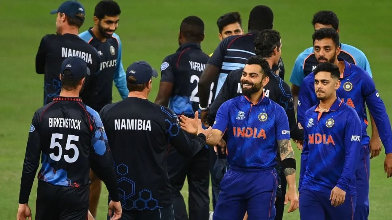 2026 டி20 உலகக் கோப்பையின் இரண்டாவது குரூப் போட்டியில் இந்திய அணி நமீபியாவை எதிர்கொள்ளவுள்ளது. டி20 கிரிக்கெட் வரலாற்றில் இந்தியாவும் நமீபியாவும் மோதுவது இது இரண்டாவது முறையாகும். இரு அணிகளுக்கும் இடையிலான கடைசி போட்டியில் விளையாடிய டாப் வீரர்கள் தற்போது டி20ல் இருந்து ஓய்வு அறிவித்து விட்டனர் (புகைப்படம்: கெட்டி இமேஜஸ்)