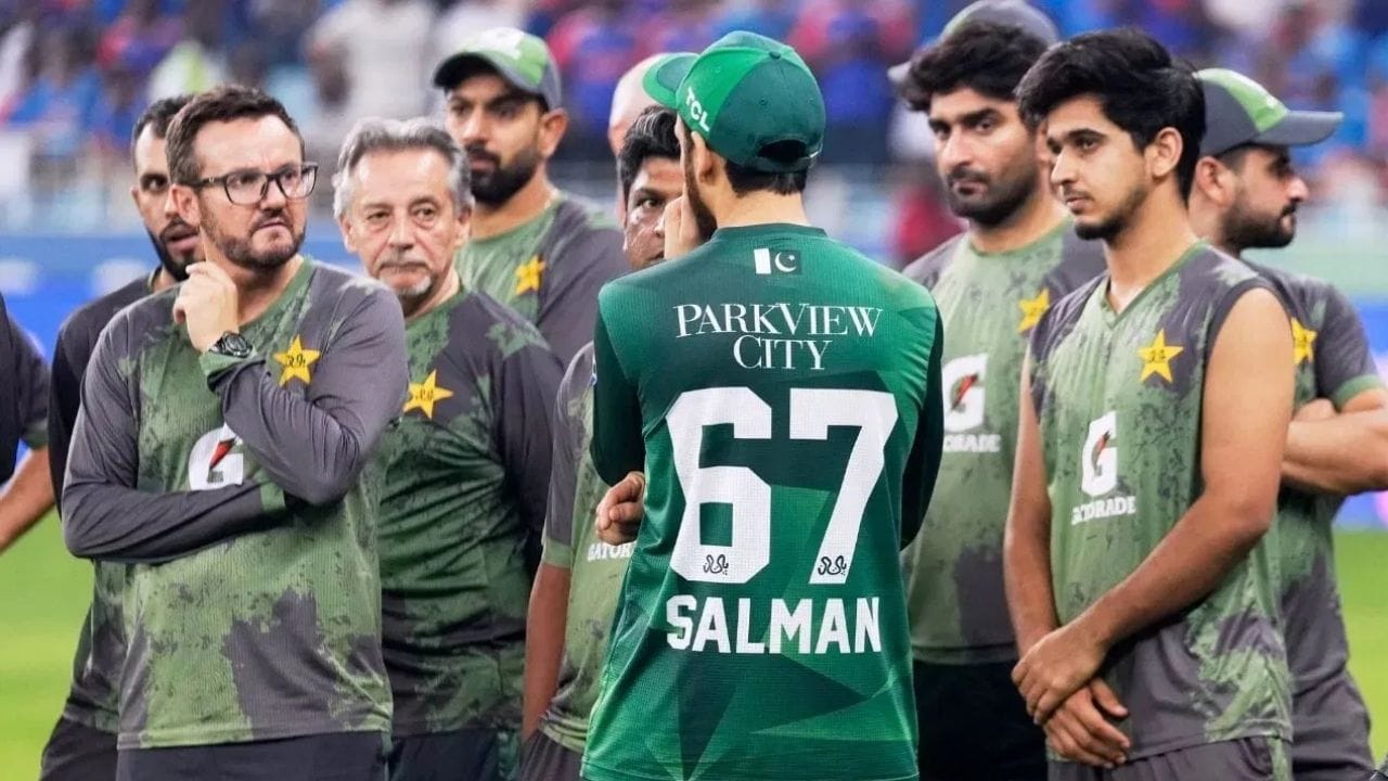 இந்தப் போட்டிக்கான விளம்பரங்களுக்கான விலை மற்ற போட்டிகளைக் காட்டிலும் பல மடங்கு அதிகம் என கூறப்படுகிறது. 10 வினாடி விளம்பர ஸ்லாட்டின் விலை ரூ. 25 லட்சத்திலிருந்து ரூ. 40 லட்சம் வரை இருக்கும் என கூறப்படுகிறது இது முழு உலகக் கோப்பையிலும் மிகவும் விலையுயர்ந்த ஸ்லாட் ஆகும். இந்தப் போட்டி நடத்தப்படாவிட்டால், ஒளிபரப்பாளர்கள் விளம்பர வருவாயில் மட்டும் ரூ. 300 கோடியை இழக்க நேரிடும்.