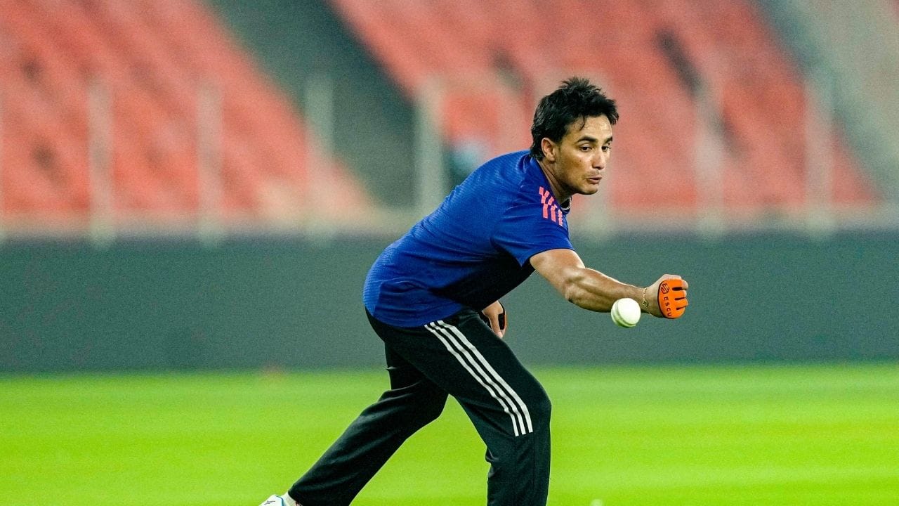 இந்த நிலையில் இந்திய அணியின் டாப் ஆர்டர் பேட்டிங் அணி நிர்வாகத்தினரிடையே  மிகப்பெரும் கவலையை அளித்துள்ளது. தொடக்க வீரர் அபிஷேக் சர்மா தொடர்ந்து 3 போட்டிகளில் டக் அவுட் ஆனது பெரிய பின்னடைவாக பார்க்கப்படுகிறது. மேலும் திலக் வர்மாவின் ஸ்டிரைக் ரேட் குறித்தும் விமர்சனங்கள் எழுந்துள்ளன. கேப்டன் சூர்யகுமார் யாதவ் கூட எதிர்பார்த்த அளவுக்கு விளையாடவில்லை. இதனால் இந்திய அணி நடுப்பகுதியில் களமிறங்கும் வீரர்களை அதிகம் நம்ப வேண்டிய நிலை ஏற்பட்டுள்ளது.