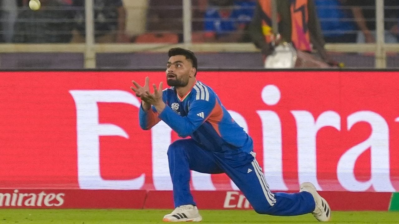 இதனால் சஞ்சு சாம்சனை அணியில் சேர்க்க இந்திய அணி நிர்வாகம் திட்டமிட்டு வருவதாக தகவல்கள் தெரிவிக்கின்றன. சாம்சன் தொடக்க வீரராக இஷான் கிஷனுடன் களமிறங்க வாய்ப்பு உள்ளது.