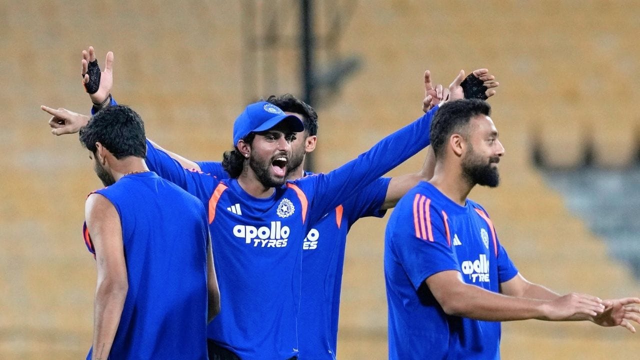 இந்த நிலையில் இந்தப் போட்டியில் மழை குறுக்கிட்டால் இந்தியாவின் அரையிறுதி சுற்று கனவுக்கு பாதிப்பு ஏற்படலாம். இந்த நிலையில் சென்னை வானிலை அறிக்கையின்படி, இந்தியா – ஜிம்பாப்வே போட்டி நடைபெறும் நேரத்தில் மழை பெய்ய வாய்ப்பு இல்லை என தெரிவிக்கப்பட்டுள்ளது.