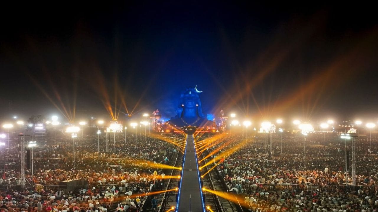 ஈஷா யோகா மையத்தில் நடைபெற்ற மகாசிவராத்திரி 2026 கொண்டாட்டங்கள் பிரமாண்டமாக நடைபெற்றன. 
கங்கையின் கருப்பொருளுடன் ஏற்பாடு செய்யப்பட்ட இந்த கொண்டாட்டங்களுக்கு நாடு முழுவதிலுமிருந்து மற்றும் வெளிநாடுகளில் இருந்து லட்சக்கணக்கான பக்தர்கள் குவிந்தனர். 
