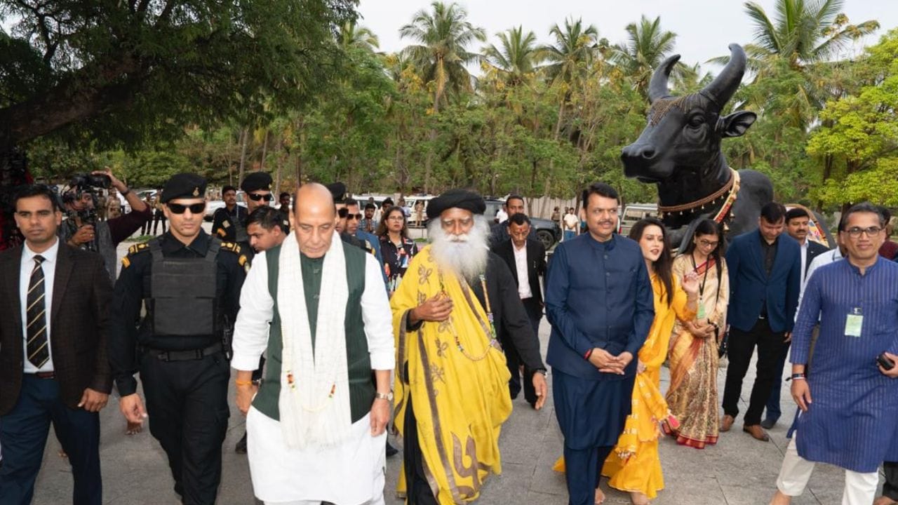 "நெருக்கடியான காலங்களில், நமது இராணுவம் சிவனின் கருணையுடன் மனிதாபிமான உதவிகளை வழங்குகிறது. அதே நேரத்தில், தேவைப்பட்டால், அது ருத்ரனின் தீவிரத்துடன் 'ஆபரேஷன் சிந்தூர்' போன்ற நடவடிக்கைகளை மேற்கொள்கிறது," என்று அவர் கூறினார். "இங்கு நான் அனுபவிக்கும் தெய்வீக உணர்வு, யாரும் சொல்லாவிட்டாலும், இந்த இடம் மகாதேவின் ஆசிர்வாதங்களால் நிரம்பியுள்ளது என்பதை தெளிவாகக் கூறுகிறது," என்று ராஜ்நாத் சிங் உணர்ச்சியுடன் கூறினார்.