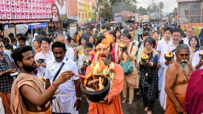 பழனியில் தீச்சட்டி எடுத்த ஜப்பான் பக்தர்கள்!