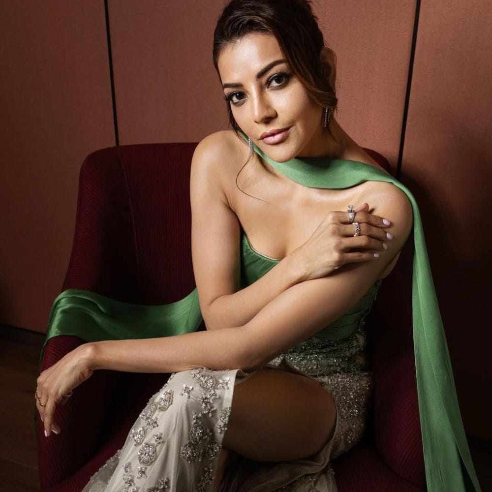 சினிமாவில் றெக்கைகட்டிப்பறந்த காஜல், கடந்த 2020ம் ஆண்டில் கௌதம் கிட்ச்லு என்பவரை திருமணம் செய்துகொண்டார். திருமணத்திற்கு பின் சில படங்களிலே நடித்துவந்த நிலையில், தற்போது இளம் நடிகைகளுக்கு டப் கொடுக்கும் விதத்தில், தனது கவர்ச்சியால் ரசிகர்கள் ஈர்த்துவருகிறார். மேலும் இவர் நடிகைகளின் கவர்ச்சி குறித்தும் பேசியுள்ளார்.