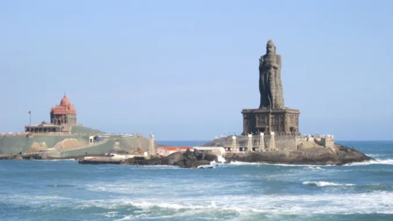 அங்கு, முக்கடலும் சங்கமிக்கும் இடத்தில் அமைக்கப்பட்டுள்ள ஐய்யன் திருவள்ளுவரின் சிலையை மனம் குளிர சுற்றிப் பார்க்கலாம். இதே போல, கன்னியாகுமரியில் பல்வேறு சுற்றுலா தளங்கள் உள்ளன. இதனிடையே, சுற்றுலாப் பயணிகளுக்கு விருந்தளிக்கும் வகையில், கூடுதலாக 3 சுற்றுலா படகுகள் விவேகானந்தர் மண்டபத்துக்கு இயக்கப்பட உள்ளன. இதனால், சுற்றுலா செல்ல விரும்பும் மக்கள் கன்னியாகுமரியையும் ஒரு தேர்வாக வைத்துக் கொள்ளலாம்.