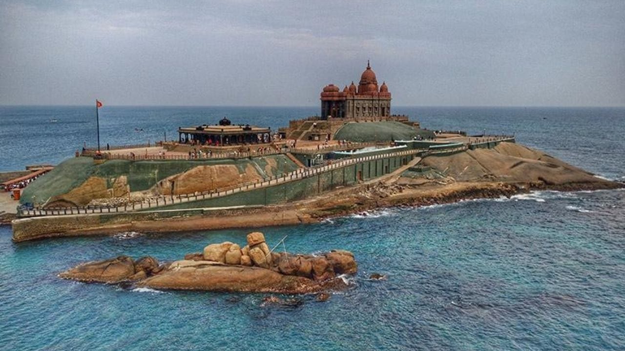 அந்த வகையில், தமிழகத்தில் பல்வேறு சுற்றுலா தளங்கள் இருந்தாலும், நமது மனதில் முதலில் உதிப்பது கொடைக்கானல் அல்லது ஊட்டியே ஆகும்.தற்போது, இதற்கு மாற்றாக பல்வேறு சுற்றுலாத்தலங்கள் தமிழகத்தில் ஒளிந்துள்ளன. இதில், தமிழகத்தின் தென் மாவட்டங்களில் ஒன்றான கன்னியாகுமரி ஒரு சிறந்த சுற்றுலா தளமாக விளங்கி வருகிறது. இங்கு, தினந்தோறும் சூரிய உதயம் மற்றும் சூரிய அஸ்தமனத்தை பார்ப்பதற்காக ஏராளமான சுற்றுலா பயணிகள் கடற்கரையில் குவிவது வழக்கமாகும்.