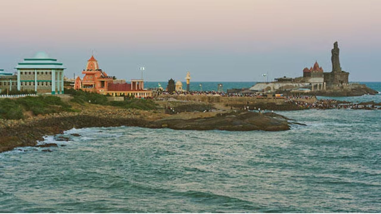 அங்கு, இந்தியாவின் தலைசிறந்த சமய தலைவர்களுள் ஒருவரான விவேகானந்தர் தங்கியிருந்த மண்டபத்தை சுற்றி பார்த்துவிட்டு வெளியே வந்தால் அருகில் நம் கண்களை கட்டி இழுக்கும் வகையில் 133 அடி உயரத்தில் ஐயன் திருவள்ளுவர் சிலை அமைந்திருக்கும். இந்த சிலைக்கு செல்ல வேண்டும் என்று முன்னதாகவே நமது மனம் திட்டமிட்டு இருக்கும். அதன்படி, விவேகானந்தர் மண்டபம் முதல் திருவள்ளுவர் சிலையை இணைக்கும் வகையில் ஆகாயத்தில் பறக்கும் வகையில் அமைக்கப்பட்டிருக்கும் கண்ணாடி பாலத்தில் நமது அடி வயிற்றில் ஒரு வித பயம் கலந்த அனுபவத்துடன் பாலத்தை கடந்து சென்றால் திருவள்ளுவரின் பாதத்தை சென்றடையலாம்.