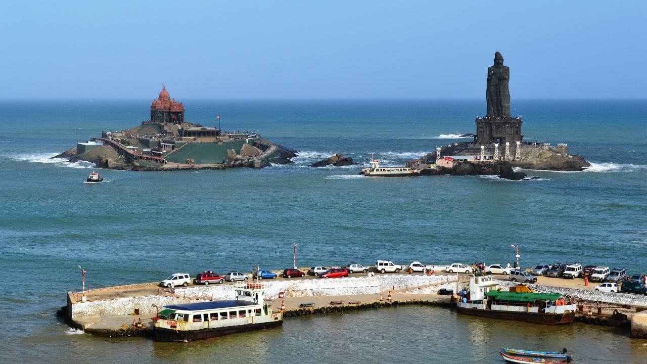 அதன்படி, கடலின் நடுவே அமைந்துள்ள விவேகானந்தர் மண்டபம் மற்றும் திருவள்ளுவர் சிலையை கடற்கரையில் இருந்து பார்க்கும்போது அந்த இடத்துக்கு செல்ல வேண்டும் என்று மனம் இறக்கை கட்டி பறக்க தொடங்கும்.இதற்காக, துறைமுக பகுதியில் இருந்து படகு மூலம் விவேகானந்தர் மண்டபத்துக்கு சுற்றுலாப் பயணிகள் அழைத்துச் செல்லப்படுவார்கள். போகும் வழியில் 4 திசையிலும் நீல வண்ண நிறத்தில் கடல்கள் படர்ந்து விரிந்திருப்பது, அதில், இசைக்கு ஏற்றவாறு நடனமாடும் அலைகளையும் ரசித்தவாறு அந்த படகு பயணம் விவேகானந்தர் மண்டபத்தை சென்றடையும்.