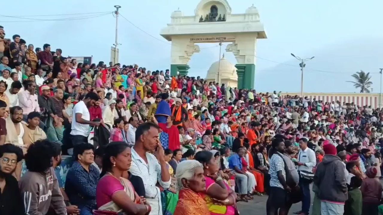 சூரிய உதயத்தை காண கன்னியாகுமரியில் குவிந்த பொதுமக்கள்! சூரிய உதயத்தை காண கன்னியாகுமரியில் குவிந்த பொதுமக்கள்!