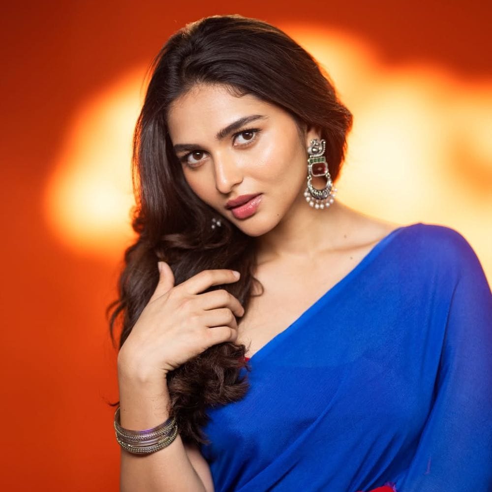 கோலிவுட் சினிமாவில் இளம் கதநாயகியாக பிரபலமான நடிகையாக இருப்பவர் கயாடு லோஹர். இவர் கடந்த 2021ம் ஆண்டில் கன்னட சினிமாவின் முகில்பேட் என்ற படத்தின் மூலம் கதாநாயகியாக அறிமுகமானார். இந்த படத்திற்கு பின் மலையாளத்தில் பத்தொன்பதாம் நூற்றாண்டு என்ற படத்திலும் கதாநாயகியாக நடித்திருந்தார். இதன் மூலம் மலையாள மக்களிடையே பேமஸ் ஆனார்.
