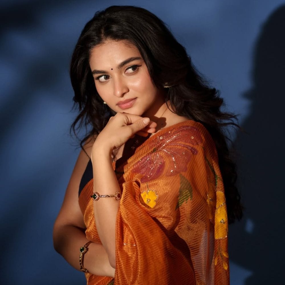 தனது 2வது படத்திலே மலையாளம் சினிமாவில் கதாநாயகியாக அறிமுகமான கயாடு லோஹர், அப்படத்தில் வித்தியாசமான கதாபாத்திரத்தில் நடித்து பிரபலமானார். இதையடுத்தது தெலுங்கு மொழியிலும் படங்களில் நடித்துவந்தார். அந்த விதத்தில் தமிழில் இவருக்கு பிரம்மாண்ட அறிமுக படமாக அமைந்தது டிராகன்.