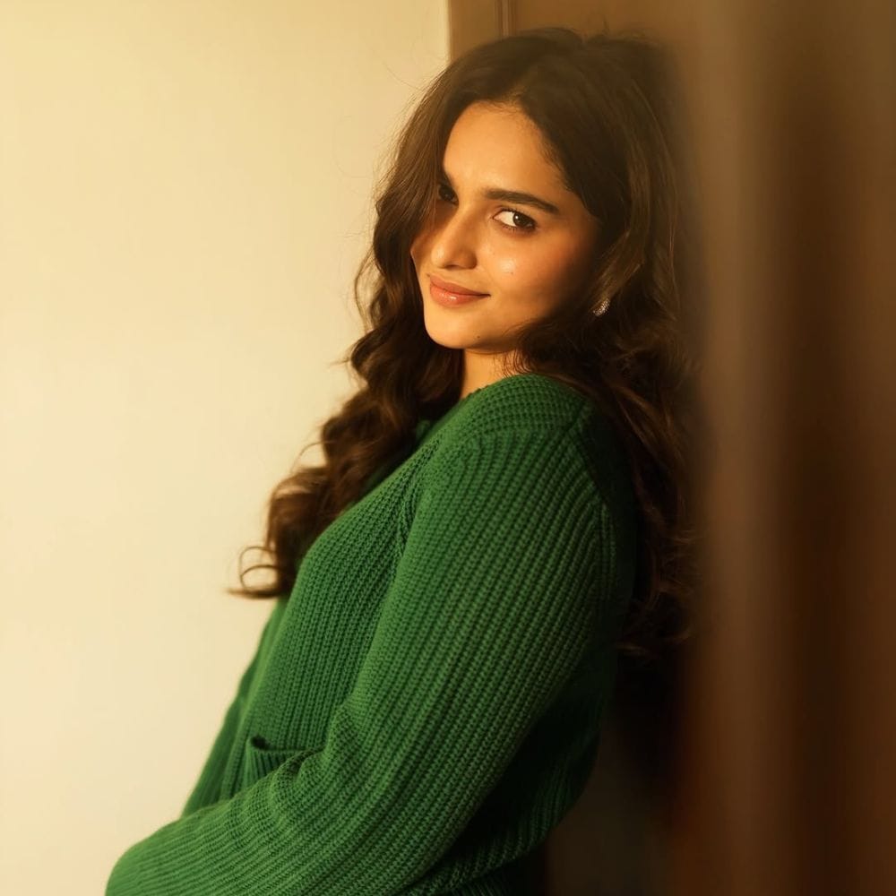 அஷ்வத் மாரிமுத்து இயக்கிய டிராகன் படத்தில் பிரதீப் ரங்கநாதனுக்கு ஜோடியாக பல்லவி என்ற கதாபாத்திரத்தில் நடித்துப் பிரபலமானார். இதையடுத்து தமிழில் அடுத்தடுத்த படங்களில் தொடர்ந்து ஒப்பந்தமாகியிருந்தார். மேலும் இவரின் நடிப்பில் தெலுங்கில் ஃபங்கி என்ற படத்தில் நடித்துள்ளார். இப்படமானது வரும் 2026 பிப்ரவரி 13ம் தேதியில் ரிலீஸாகிறது.