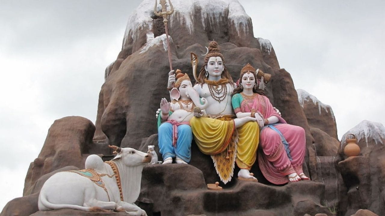 வரும் பிப்ரவரி 15, 2026 (ஞாயிற்றுக்கிழமை) இந்த ஆண்டிற்கான மகா சிவராத்திரி மிகவும் விசேஷமாக வர உள்ளது. சிவபெருமானுக்கு அர்ப்பணிக்கப்பட்ட இந்த மகத்தான விரத நாளில், விரதம் இருந்து, இரவு முழுவதும் கண் விழித்து வழிபாடு செய்வது பெரும் புண்ணியமாக கருதப்படுகிறது. மகா சிவராத்திரி என்பது “சிவனுக்குரிய இரவு” என்ற அர்த்தத்தை கொண்டது. சிவபெருமானின் அருளைப் பெறுவதோடு மட்டுமல்லாமல், பாவங்களில் இருந்து விடுபட்டு, வாழ்க்கையில் நன்மைகள் பெருகும் நாளாகவும் இந்த நாள் போற்றப்படுகிறது. குறிப்பாக சிவபக்தர்களால் இந்த விரதம் மிகுந்த பக்தியுடனும், ஒழுக்கத்துடனும் அனுசரிக்கப்படுகிறது.