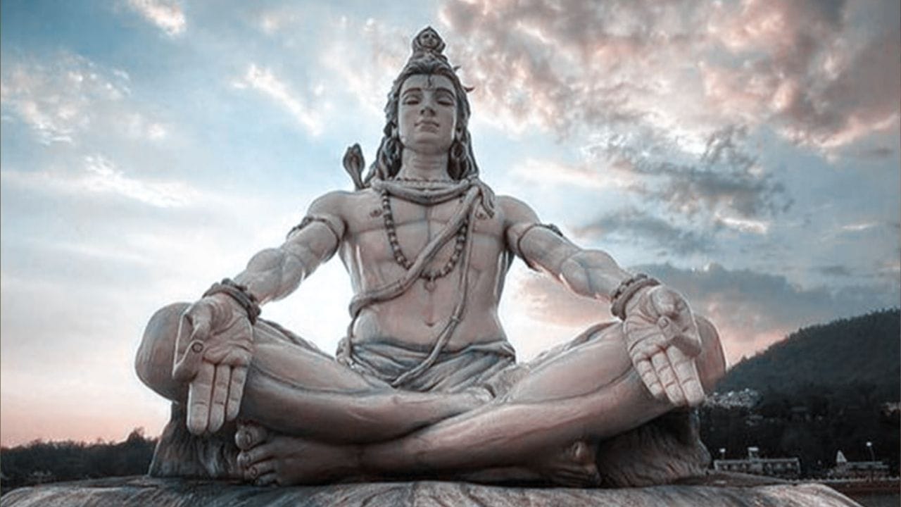 நான்கு கால பூஜை நேரங்கள்: முதல் யாமம்: மாலை 6:11 – 9:23, இரண்டாம் யாமம்: 9:23 – 12:35, மூன்றாம் யாமம்: 12:35 – 3:47, நான்காம் யாமம்: 3:47 – 6:59. நள்ளிரவு பூஜை (நிஷித காலம்) மிகவும் முக்கியமானது. முழு இரவும் விழித்து இருப்பது சிறப்பு. இந்த நேரத்தில் பால், தண்ணீர், விபூதி, பில்வ இலைகள் கொண்டு பூஜை செய்யலாம்.