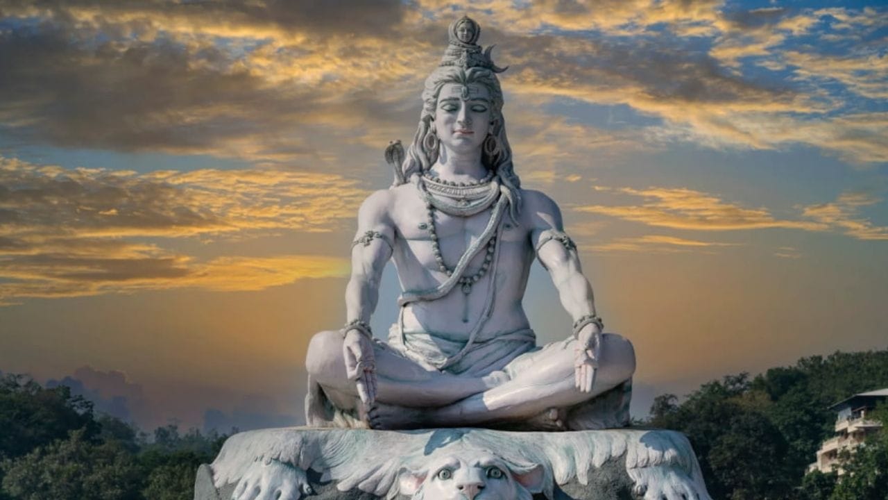 கும்ப ராசி: கும்ப ராசிக்காரர்களுக்கு இந்த மகா சிவராத்திரி மிகப்பெரிய மாற்றத்தை ஏற்படுத்தும். இதுவரை இருந்த துன்பங்கள் நீங்கி, வாழ்க்கையில் நன்மைகள் அதிகரிக்கும். சொந்த வீடு, வாகனம், திருமணம், குழந்தைபாக்கியம் போன்ற யோகங்கள் ஏற்படும். மீன ராசி: மீன ராசிக்காரர்களுக்கு பண பிரச்சினைகள் நீங்கி, செல்வம் அதிகரிக்கும். வாழ்க்கையில் நிலைத்தன்மை மற்றும் செழிப்பு கிடைக்கும். சிவாலய தரிசனம் மற்றும் தானம் இவர்களுக்கு அதிக பலன் தரும்.