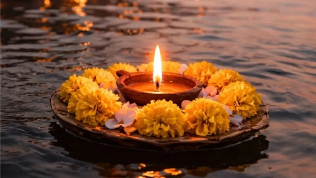 நாளை மாலை 5.30 முதல் 7.30 வரை உள்ள 2 மணி நேரம் 'சோடசக்கலை நேரம்' ஆகும். இந்த நேரத்தில் வீட்டில் விளக்கேற்றி நாம் நினைப்பதை இறைவனிடம் வேண்டினால் அது நிறைவேறும் என்பது நம்பிக்கை. முன்னோர் வழிபாடு: அமாவாசை என்பது முன்னோர்களை நினைவுகூரும் நாள். அவர்களுக்குத் தர்ப்பணம் கொடுக்க வேண்டும். வீட்டில் படையல் இடுபவர்கள் மதியம் 12 மணிக்குள் சூரியன் உச்சத்திற்கு வருவதற்கு முன் செய்வது சிறந்தது.