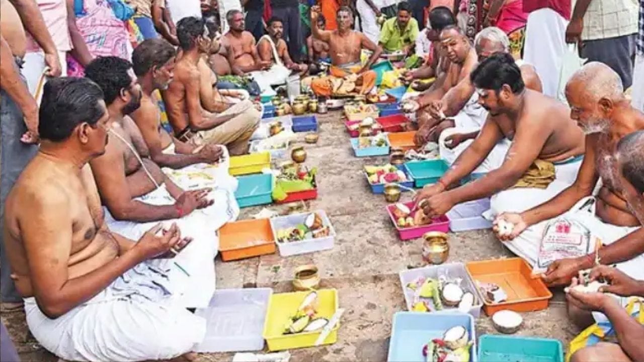 இந்த நாளில் கடைப்பிடிக்கப்படும் ஒரு எளிய பரிகாரம் பெரும் பலனை அளிக்கும் என்று கூறப்படுகிறது. அதாவது, ஒரு செம்பருத்தி இலை மீது ஒரு தீபத்தை ஏற்றி வழிபடுவது. இந்த தீபம் ஏற்றும்போது, குடும்பத்தில் உள்ள அனைத்து பிரச்சினைகளையும் மனதில் நினைத்து இறைவனிடம் சமர்ப்பிக்க வேண்டும். இந்த எளிய வழிபாடு கூட, கஷ்டங்கள் நீங்கி நல்ல மாற்றங்கள் ஏற்பட உதவும் என்று நம்பப்படுகிறது. தீபம் குறைந்தது ஒரு மணி நேரம் எறிய வேண்டும் என்பதும் முக்கியமாக கூறப்படுகிறது.