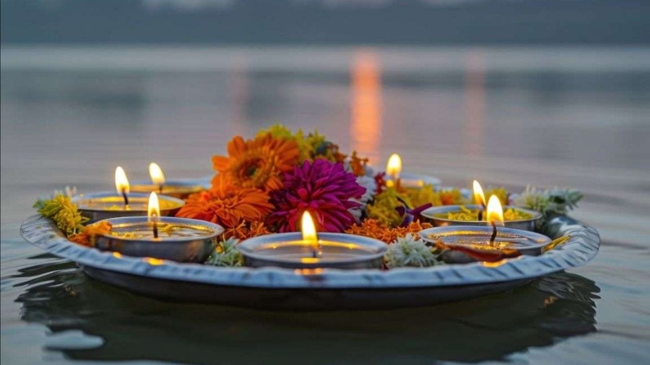 கூர்மையான பொருட்கள்: கத்தி, நகம் வெட்டி போன்ற கூர்மையான பொருட்களைப் பயன்படுத்துவதையோ, காய்கறி வெட்டுவதையோ தவிர்க்க வேண்டும். பாதுகாப்பு: மீதமுள்ள உணவுப் பொருட்களின் மீது தற்பை புல் அல்லது துளசி இலைகளைப் போட்டு வைப்பது கதிர்வீச்சுத் தாக்கத்தைக் குறைக்க உதவும். பொதுவான அறிவுரைகள்: கிரகண நேரத்தை இறை வழிபாட்டிற்காகப் பயன்படுத்துவது மன அமைதி தரும்.