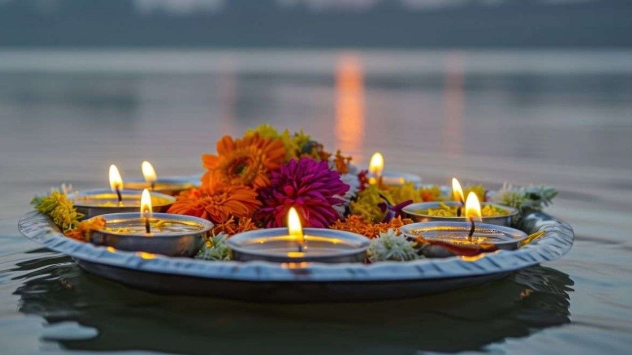 மாசி மாதத்தில் வரும் அமாவாசை மிகவும் சிறப்புடையதாக மதிக்கப்படுகிறது. முன்னோர்கள் கூறியபடி, இந்த நாளில் செய்யப்படும் வழிபாடுகள் மற்றும் பரிகாரங்கள், மனித வாழ்க்கையில் நேர்மறையான மாற்றங்களை ஏற்படுத்தும் சக்தி கொண்டவை என நம்பப்படுகிறது. அந்தவகையில், மாசி மாத அமாவாசை திதி இன்று (பிப்ரவரி 16) மாலை 6.26க்கு ஆரம்பித்து, நாளை (பிப்ரவரி 17) மாலை 6.30 வரை இருக்கும்.