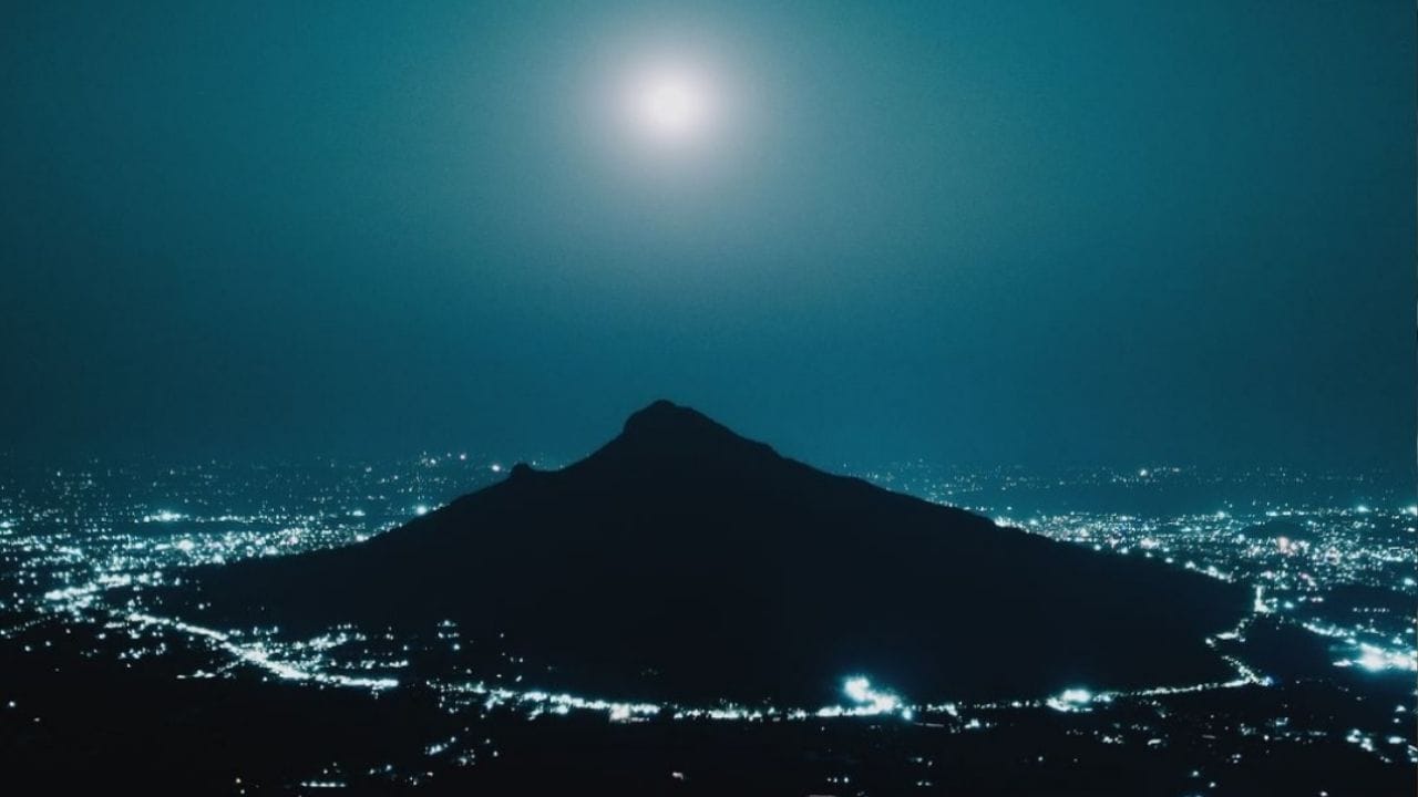 தமிழ் மாதங்களில் 'மாசி' மாதம் மிகவும் புனிதமானதாகக் கருதப்படுகிறது. "மாசி மகம் ஜகத்பிரசித்தம்" என்பார்கள். அந்த வகையில், 2026-ஆம் ஆண்டு மார்ச் 1-ஆம் தேதி (ஞாயிற்றுக்கிழமை) வரும் மாசி பௌர்ணமி, பக்தர்களுக்கு இரட்டிப்பு பலன்களை வழங்கக் காத்திருக்கிறது. ஒவ்வொரு மாதப் பெளர்ணமிக்கும் சிறப்பு பலன்கள் இருந்தாலும், மாசி மாதம் வரும் பெளர்ணமி மிகுந்த மகத்துவம் வாய்ந்ததாக பார்க்கப்படுகிறது. சிவபெருமான், விஷ்ணு மற்றும் அம்பிகையின் அருளைப் பெற உகந்த நாளாக அமைகிறது.