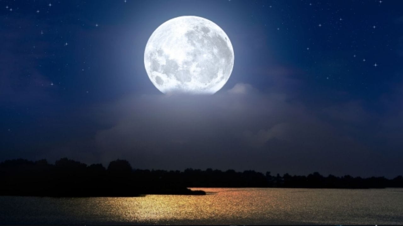 பௌர்ணமி திதி மற்றும் நேரம்: பஞ்சாங்க கணிப்பின்படி, பௌர்ணமி திதியானது மார்ச் 1ம் தேதி அதிகாலையிலேயே தொடங்கி விடுகிறது. அதன்படி, தொடக்கம்: மார்ச் 1, 2026 - அதிகாலை 12:22 மணி. முடிவு: மார்ச் 2, 2026 - அதிகாலை 03:38 மணி. குறிப்பாக, பிப்ரவரி 28 நள்ளிரவு தாண்டியே திதி தொடங்குவதால், மார்ச் 1 ஞாயிறு முழுமையாகப் பௌர்ணமி விரதத்திற்கு உகந்த நாளாகும்.