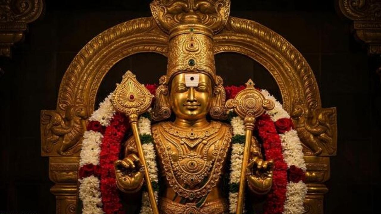 கந்தசஷ்டி கவசம், திருப்புகழ் அல்லது வேல்மாறல் படிப்பது நல்லது. சிவபெருமானுக்கு "ஓம் நமச்சிவாய" மந்திரத்தையும், முருகனுக்கு "ஓம் சரவண பவ" மந்திரத்தையும் 108 முறை ஜெபிக்கலாம். அபிஷேகம் & தானம்: அருகிலுள்ள முருகன் கோவிலுக்குச் சென்று பால், தேன் அல்லது இளநீர் அபிஷேகம் செய்வது வேண்டுதல்களை நிறைவேற்றும். முடிந்தவர்கள் சர்க்கரை பொங்கல் அல்லது சாம்பார் சாதம் தயாரித்து அன்னதானம் செய்யலாம்.