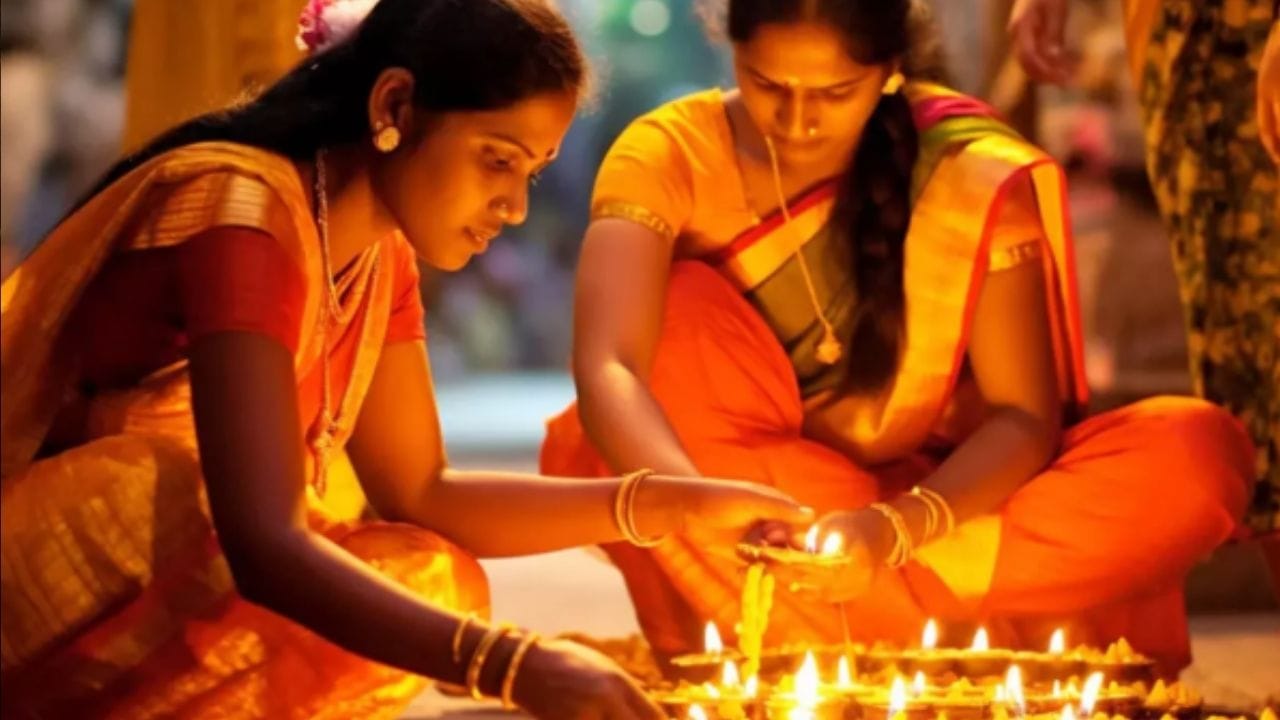 விரத முறைகள் மற்றும் வழிபாடு: அதிகாலையிலேயே எழுந்து நீராடி, "ஓம் சரவண பவ" என்று ஜெபித்து விரதத்தைத் தொடங்க வேண்டும். முடிந்தவரை நீர் மற்றும் பால், பழங்களை மட்டும் உட்கொண்டு முழுமையான உபவாசம் இருப்பது சிறப்பு. உடல்நிலை ஒத்துழைக்காதவர்கள் எளிய உணவுகளை எடுத்துக் கொள்ளலாம். மாலையில் வீட்டின் வாசலிலும் பூஜையறையிலும் குறைந்தது 11 அகல் விளக்குகளை ஏற்றுவது நல்லது.